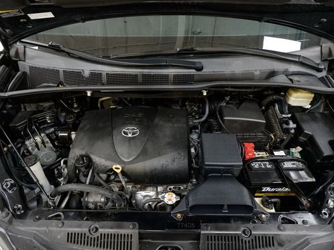 Used 2017 Toyota Sienna Limited Premium w/ Outdoor Package image 3