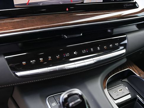 Certified 2024 Cadillac Escalade Sport Platinum w/ LPO, ONYX Package AWD/4WD image 18