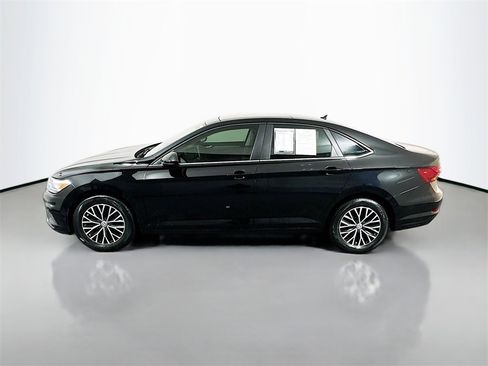 Used 2019 Volkswagen Jetta SE w/ Cold Weather Package image 4