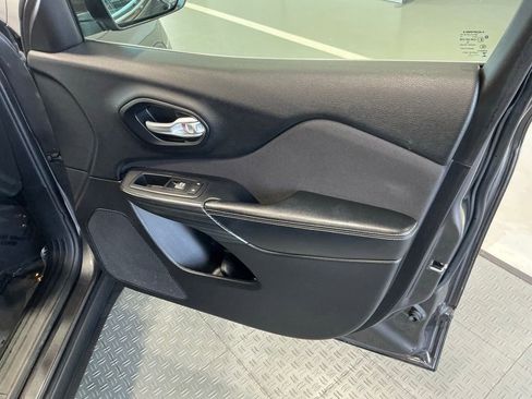 Used 2016 Jeep Cherokee Latitude w/ Comfort/Convenience Group FWD image 27