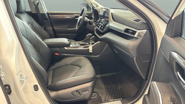 Used 2026 Toyota Highlander Platinum AWD/4WD image 3