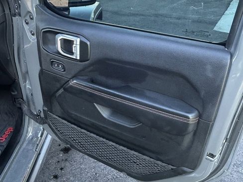 Used 2022 Jeep Gladiator Mojave w/ Cold Weather Group image 17