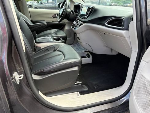 Used 2023 Chrysler Pacifica Touring-L FWD image 10