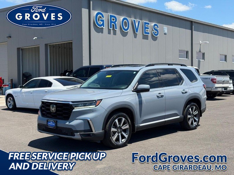 Used 2025 Honda Pilot Touring image 1