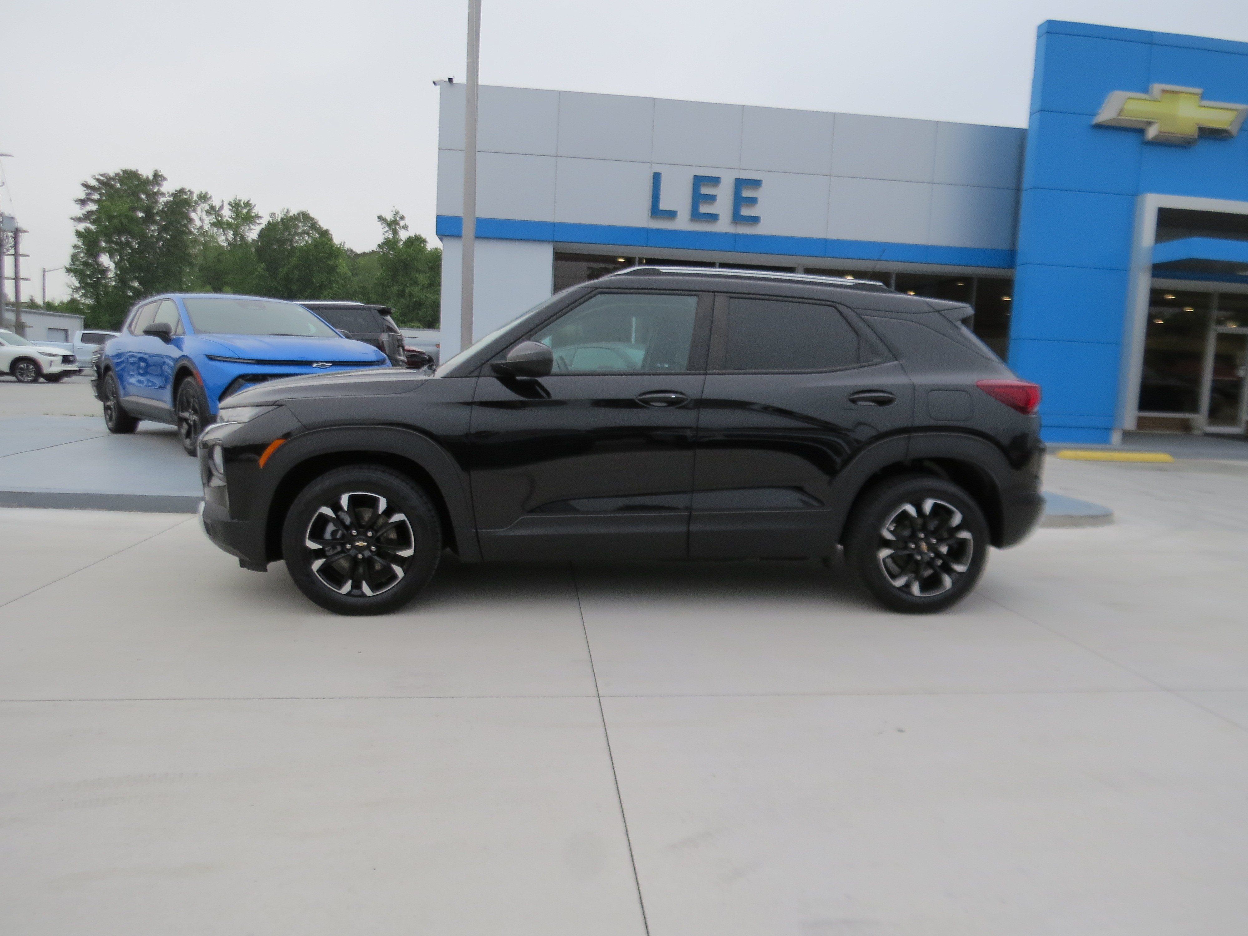 Used 2022 Chevrolet TrailBlazer LT w/ Convenience Package FWD image 2