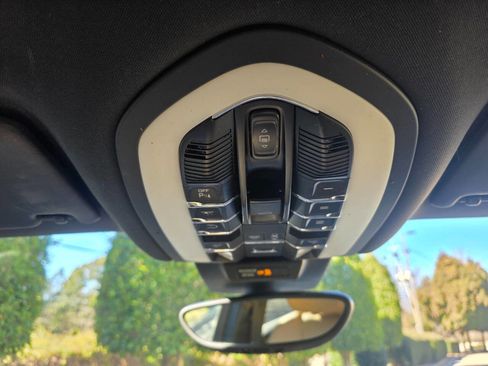 Used 2018 Porsche Macan image 25