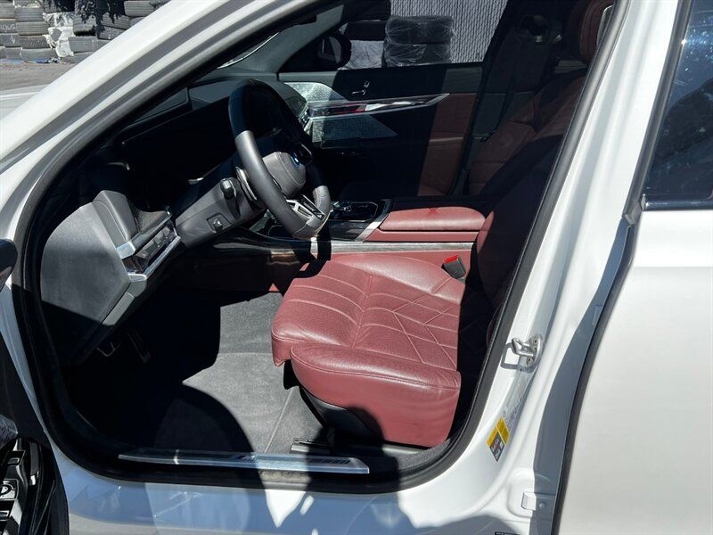 Used 2024 BMW i7 M70 AWD/4WD image 18
