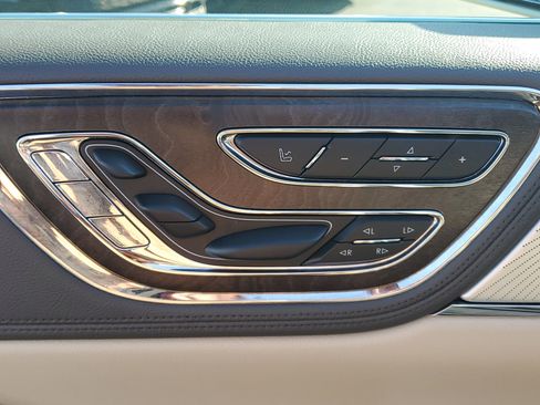 Used 2018 Lincoln Continental Reserve image 18