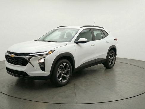 Used 2025 Chevrolet Trax LT w/ LT Convenience Package image 3