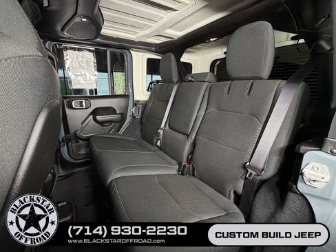 Used 2025 Jeep Wrangler Unlimited Rubicon 4xe w/ Convenience Group AWD/4WD image 17