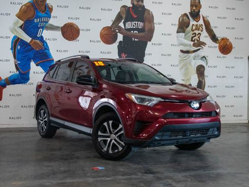 Used 2018 Toyota RAV4 LE FWD image 2