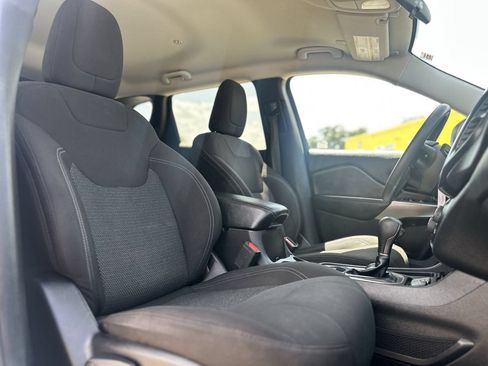 Used 2020 Jeep Cherokee Latitude FWD image 18