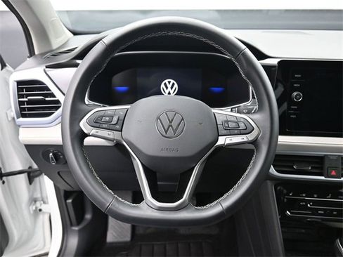 Certified 2025 Volkswagen Taos SE w/ Panoramic Sunroof Package image 16