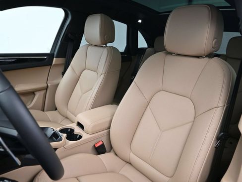 Certified 2026 Porsche Macan AWD/4WD image 5