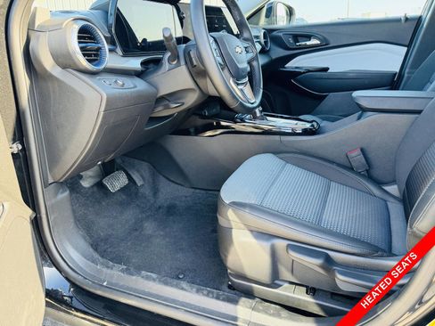 Used 2025 Chevrolet Trax LT w/ LT Convenience Package image 3