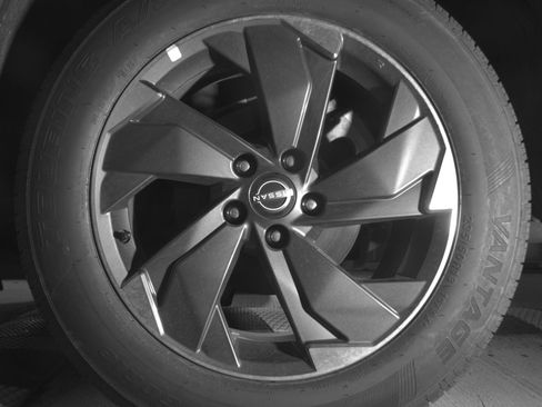 Used 2025 Nissan Rogue SV FWD image 14