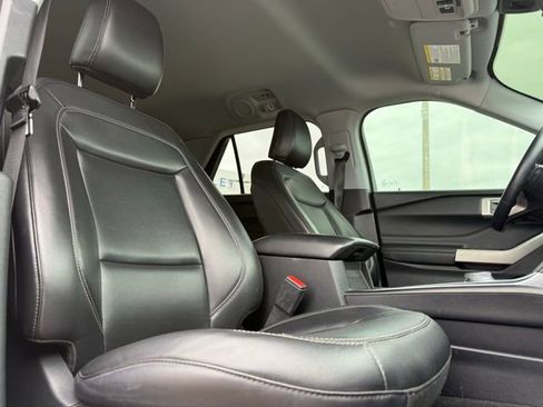 Used 2022 Ford Explorer XLT w/ Equipment Group 202A image 12