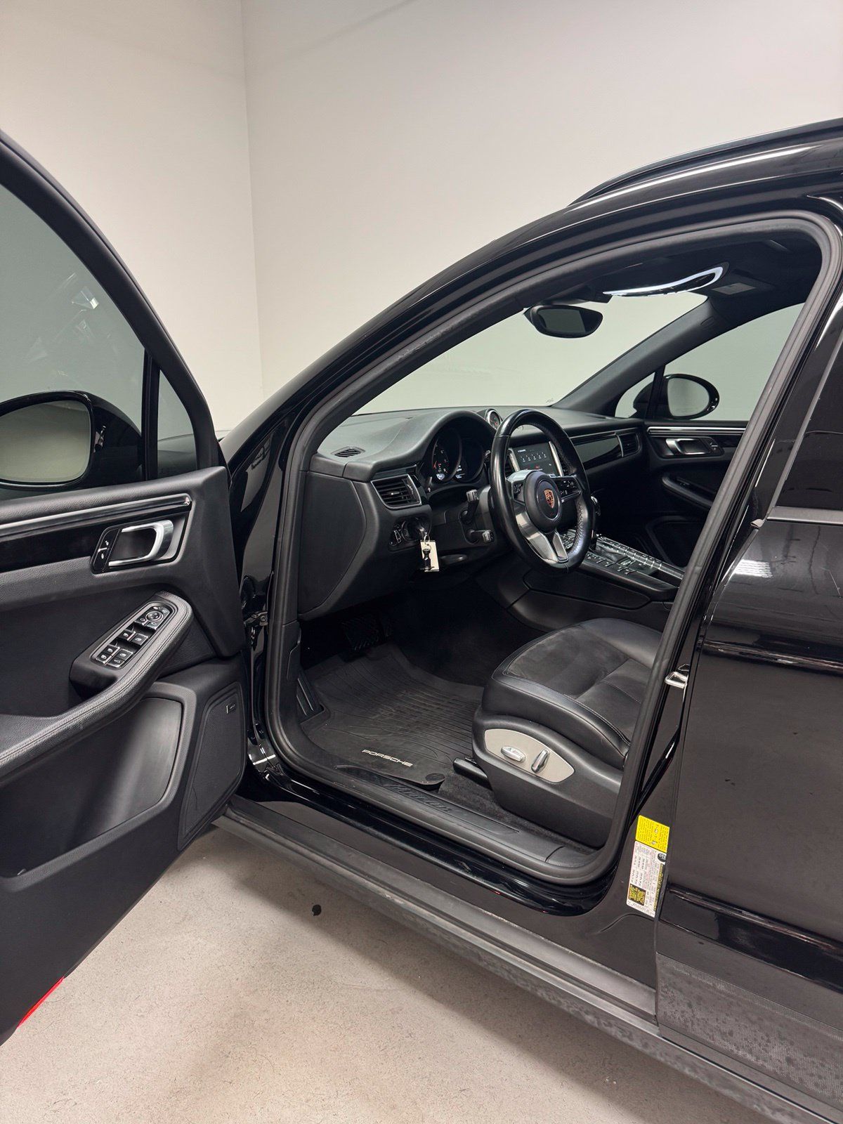 Certified 2018 Porsche Macan AWD/4WD image 4