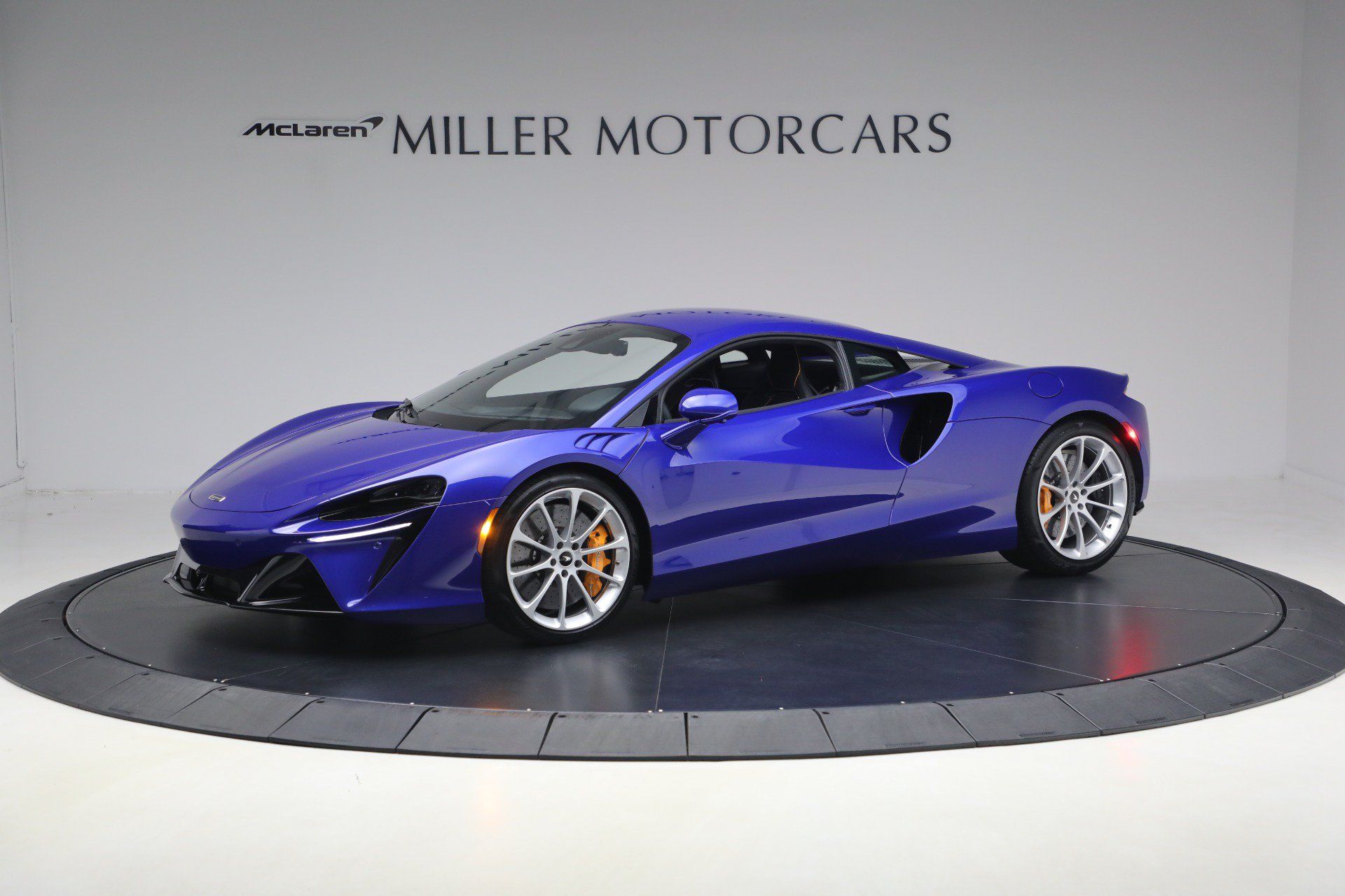 Used 2024 McLaren Artura RWD image 2
