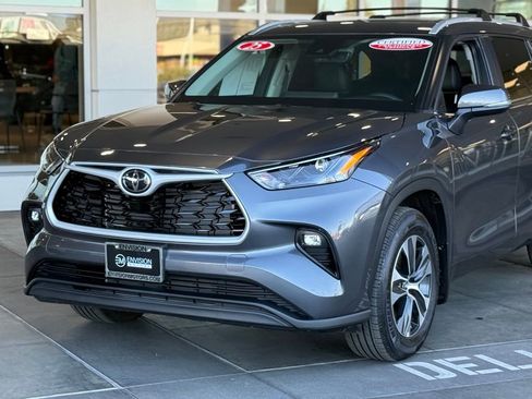 Certified 2025 Toyota Highlander XLE image 3