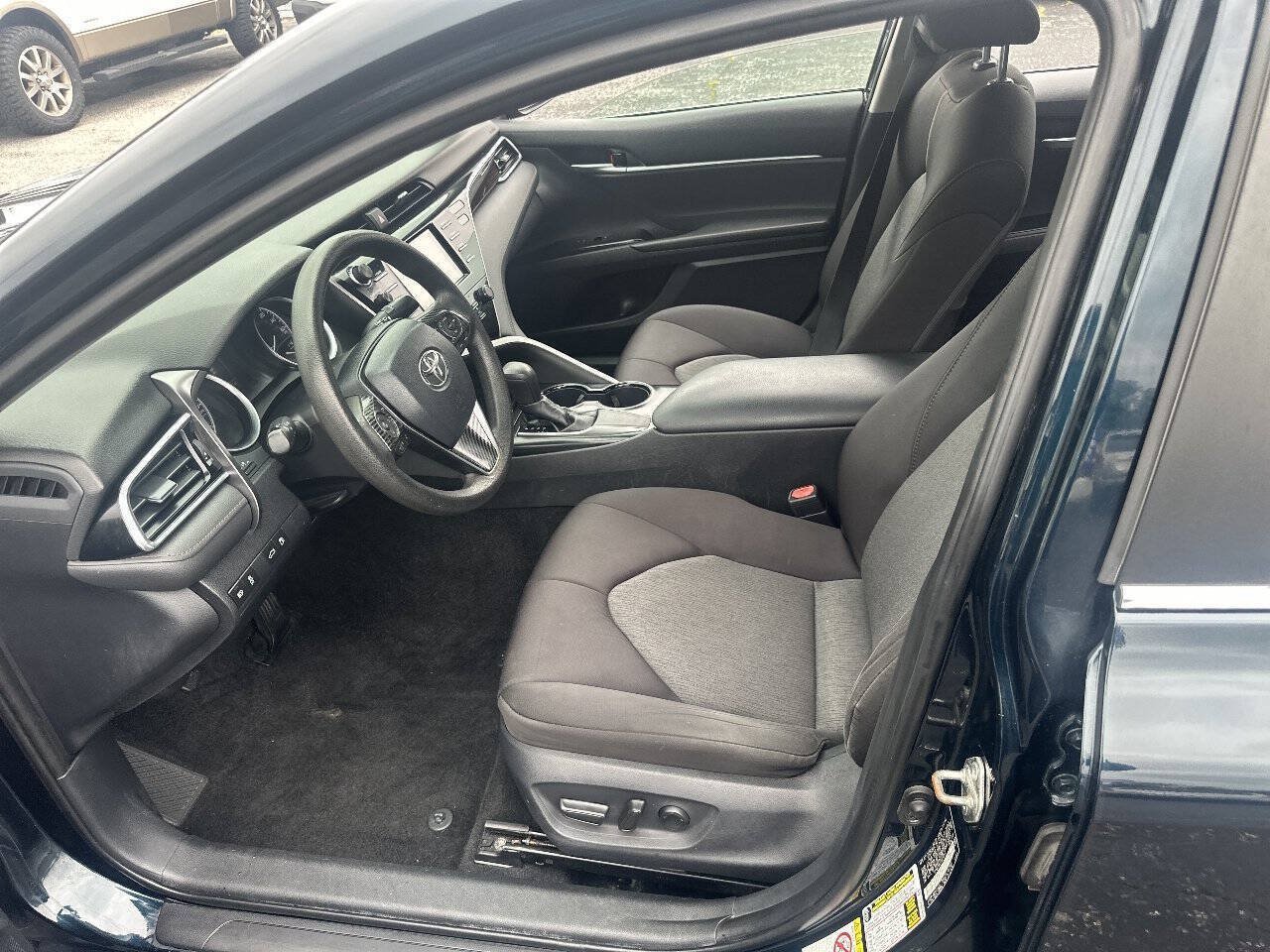 Used 2018 Toyota Camry LE FWD image 5