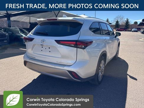 Used 2024 Toyota Highlander Platinum image 8