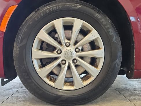Used 2017 Chrysler Pacifica Touring-L FWD image 12