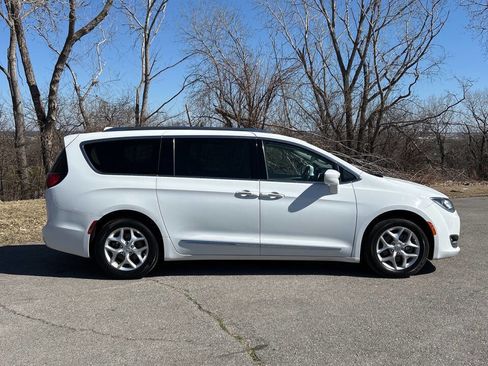 Used 2017 Chrysler Pacifica Touring-L Plus w/ Tire & Wheel Group image 3