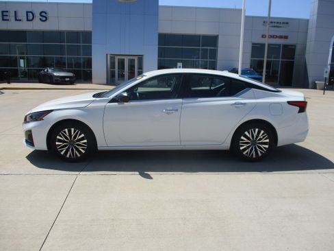 Used 2025 Nissan Altima 2.5 SV FWD image 3