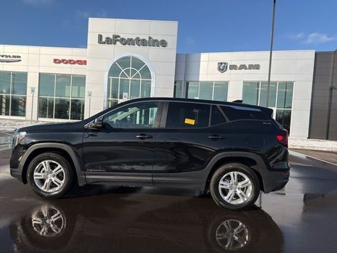 Used 2024 GMC Terrain SLE image 8