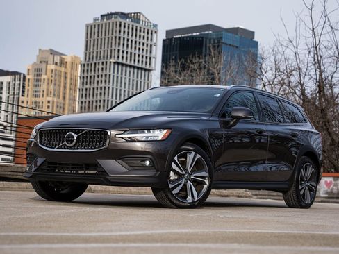 Used 2025 Volvo V60 B5 Cross Country Plus image 1