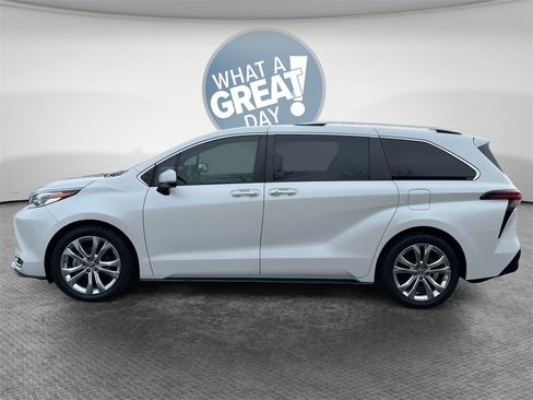 Used 2023 Toyota Sienna Platinum image 7