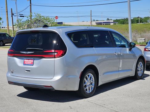 Used 2024 Chrysler Pacifica Touring-L FWD image 5