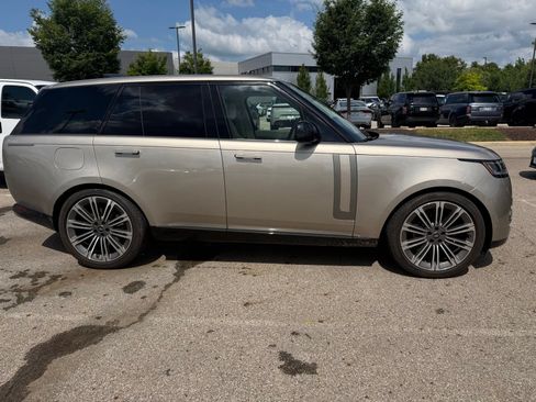 Used 2024 Land Rover Range Rover SE AWD/4WD image 4