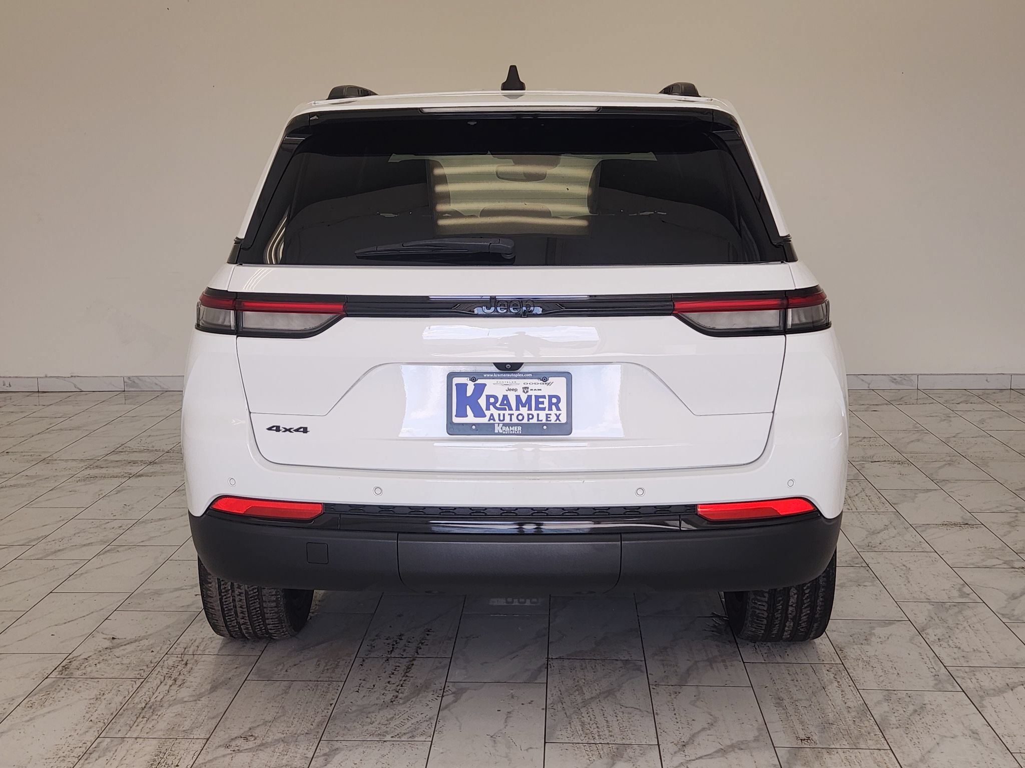 Used 2023 Jeep Grand Cherokee Altitude AWD/4WD image 6