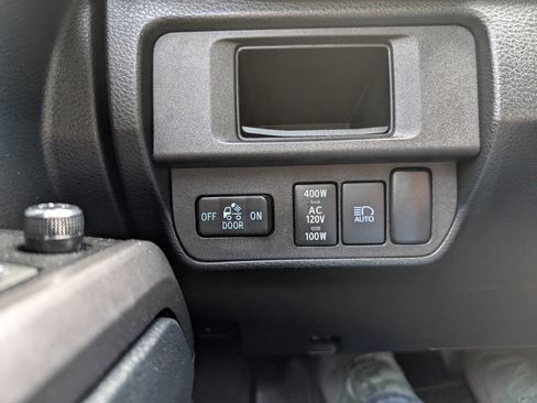 Used 2018 Toyota Tacoma TRD Sport w/ Technology Package image 18