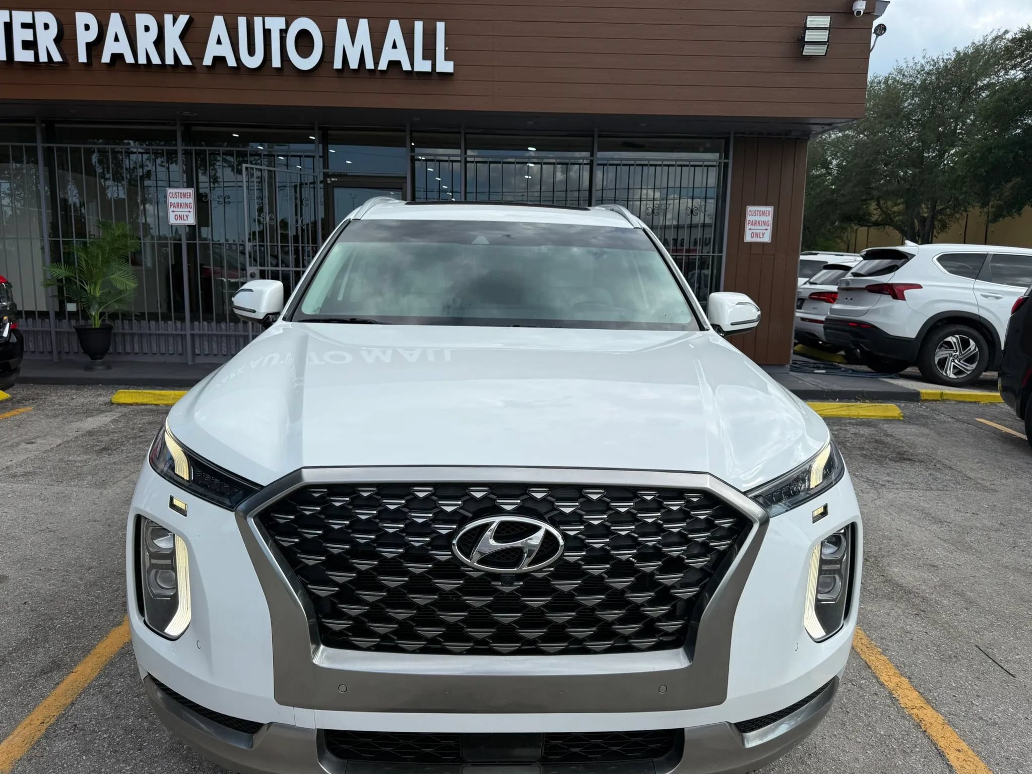 Used 2022 Hyundai Palisade Calligraphy FWD image 2