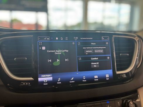 Used 2024 Chrysler Pacifica Touring-L FWD image 40