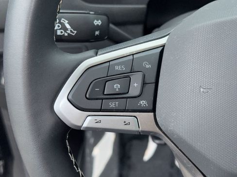 Used 2024 Volkswagen Tiguan SE w/ Panoramic Sunroof Package FWD image 30