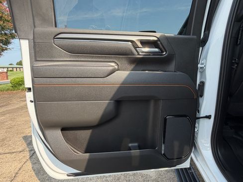 Used 2025 GMC Sierra 2500 AT4 w/ Technology Package AWD/4WD image 19
