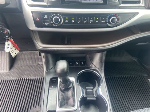 Used 2019 Toyota Highlander LE AWD/4WD image 17