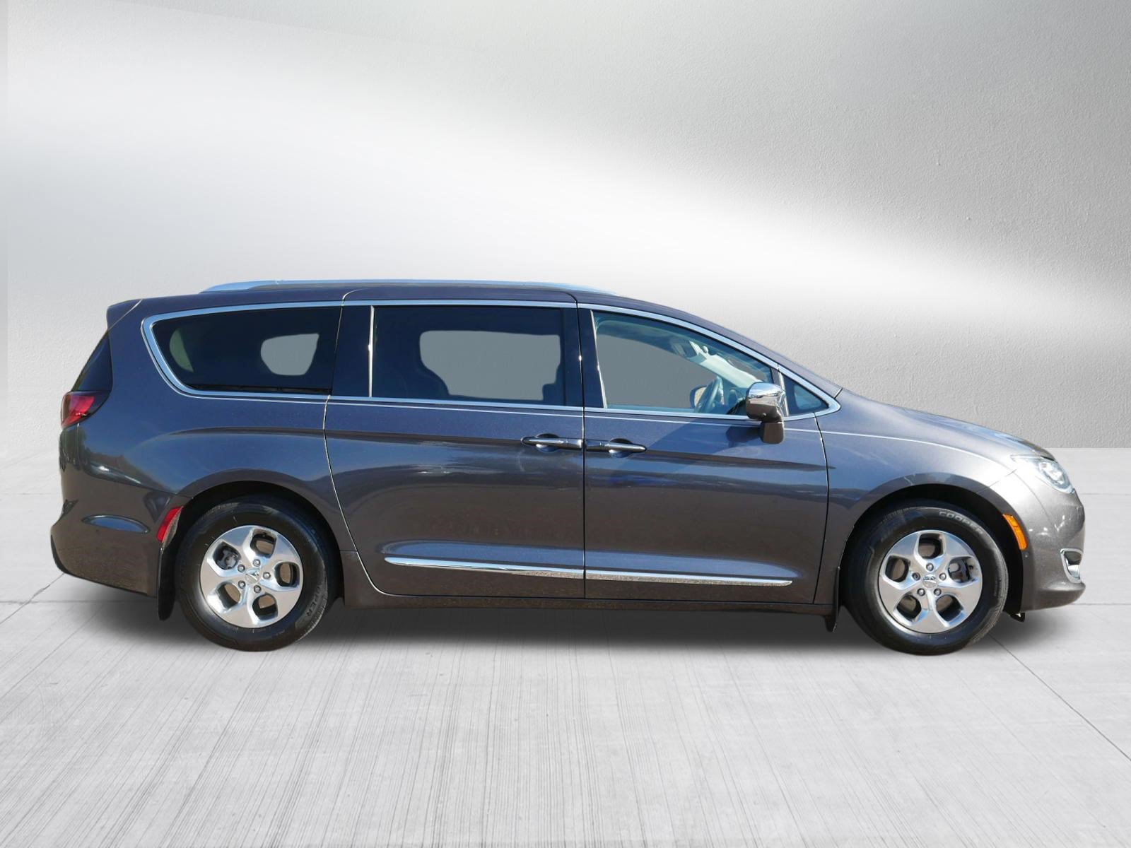 Used 2018 Chrysler Pacifica Limited w/ Advanced Safetytec Group FWD image 8