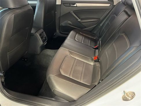 Used 2022 Volkswagen Passat 2.0T SE image 16