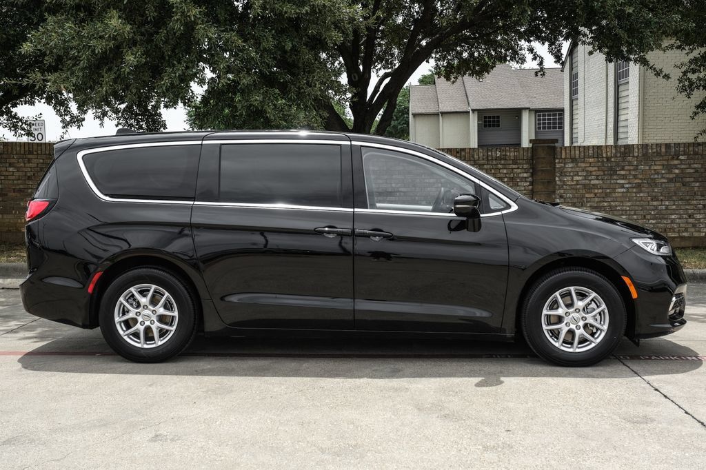 Used 2024 Chrysler Pacifica Touring-L FWD image 14