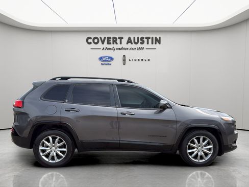 Used 2018 Jeep Cherokee Latitude FWD image 33