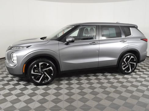 Used 2023 Mitsubishi Outlander SE image 9