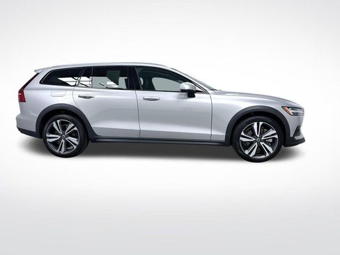 Used 2025 Volvo V60 B5 Cross Country Plus AWD/4WD image 2