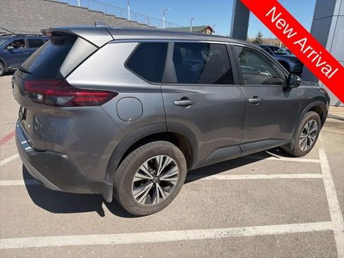 Used 2023 Nissan Rogue SV image 3