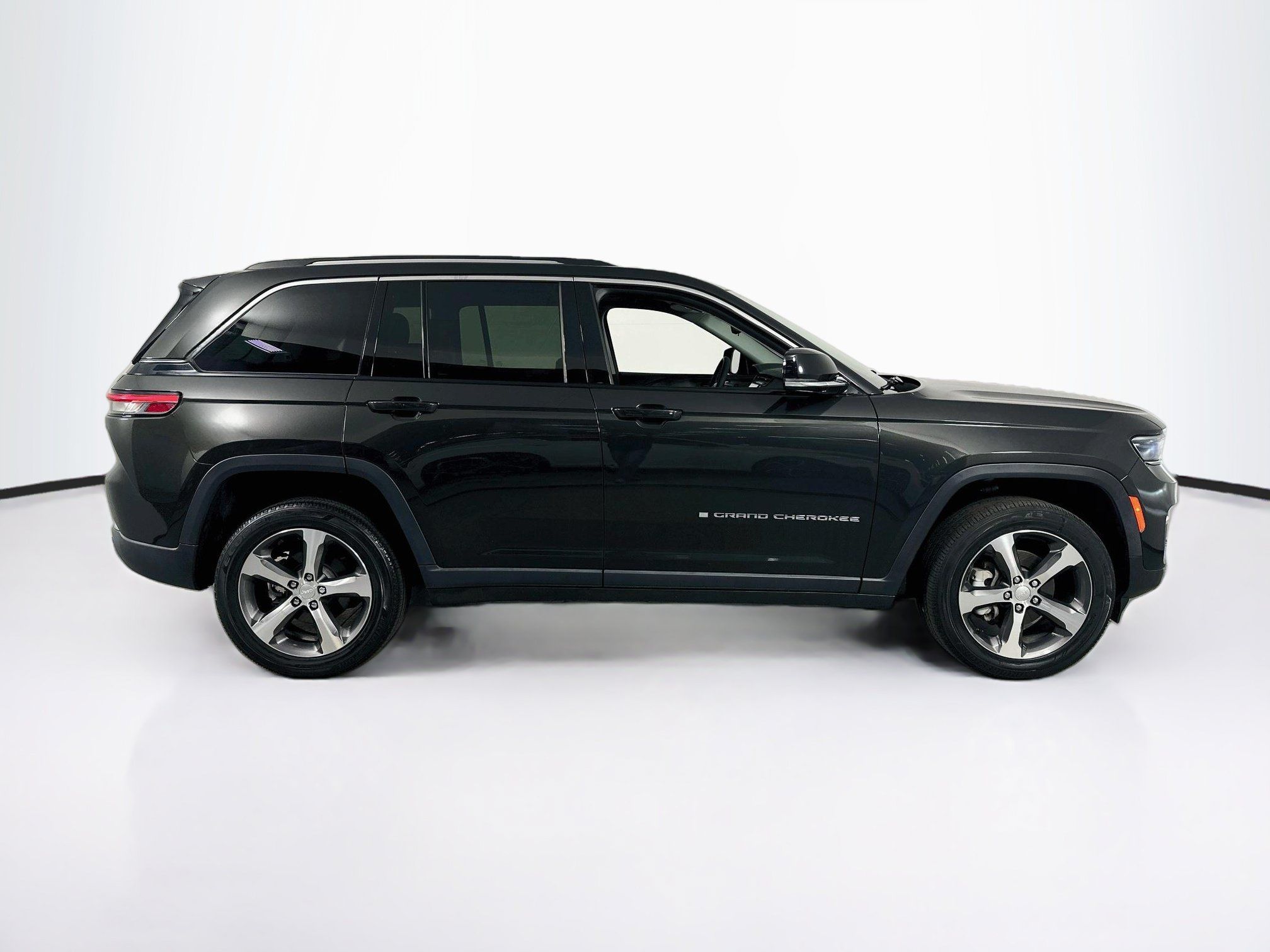 Used 2023 Jeep Grand Cherokee Limited AWD/4WD image 4