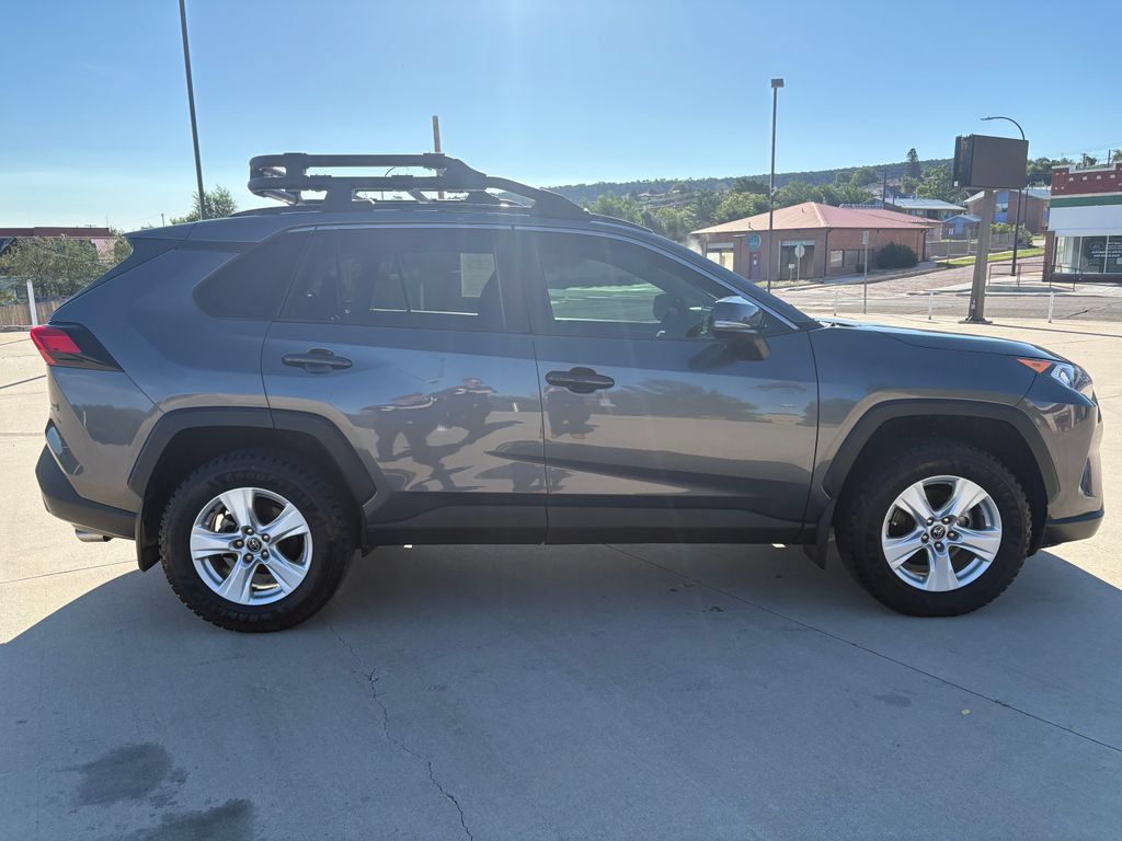 Used 2021 Toyota RAV4 XLE AWD/4WD image 4